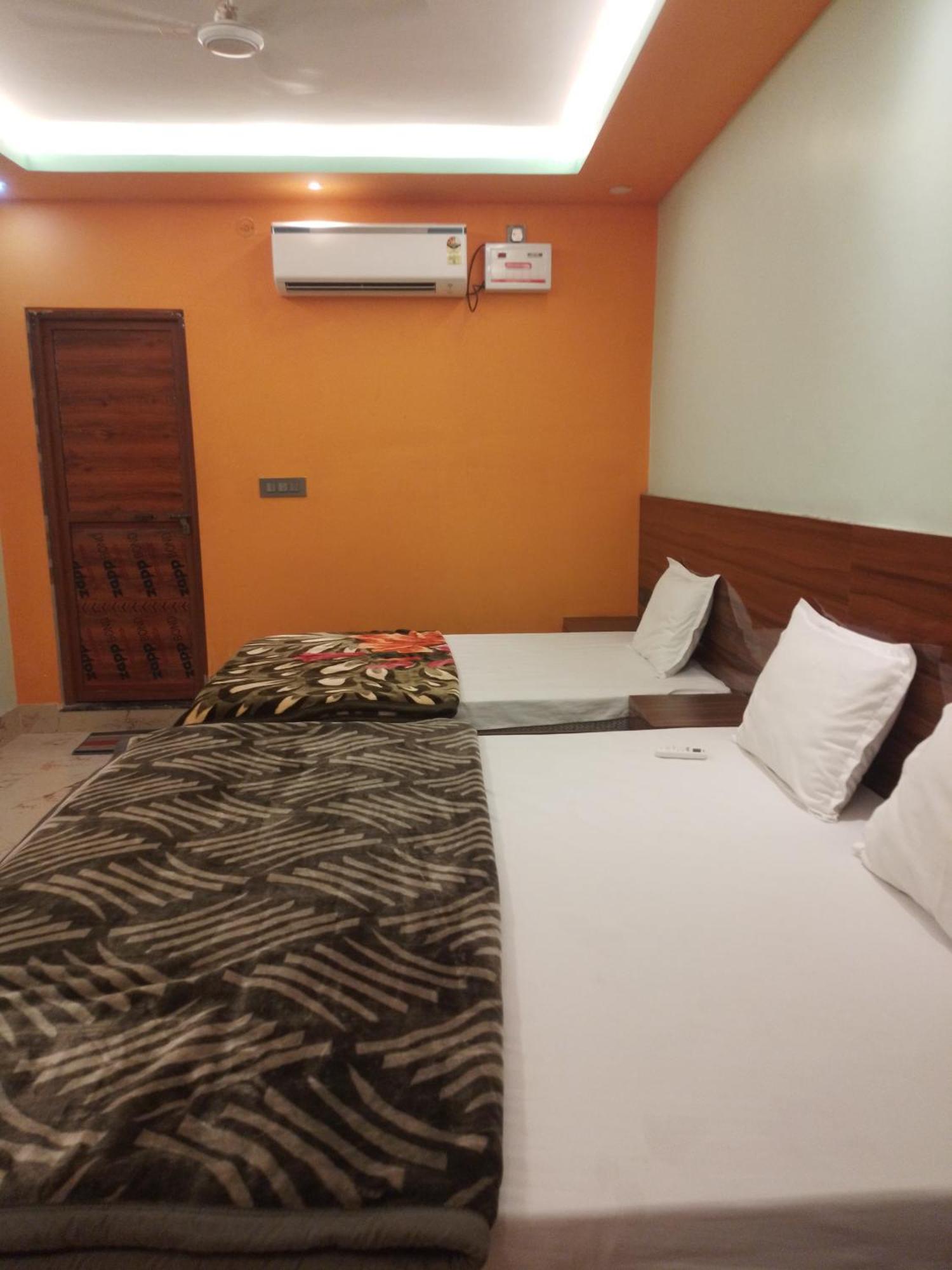 Siyaram Kunj Hotel Ayodhya ภายนอก รูปภาพ
